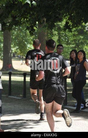 Le Mall, Londres, Royaume-Uni. 10 juillet 2015. Les membres de la Coldstream Guards courir le long du Mall Crédit : Matthieu Chattle/Alamy Live News Banque D'Images