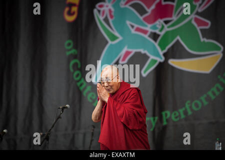 Sa Sainteté le Dalaï Lama la foule de vœux à partir de la pyramide, le Festival de musique de Glastonbury 2015 Banque D'Images