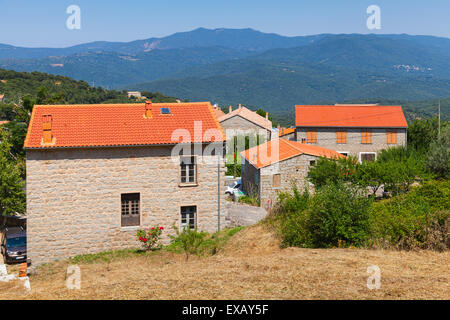 Village Corse paysage, vivant des maisons avec des toits en tuiles rouges. Sollacaro, Corse, France Banque D'Images