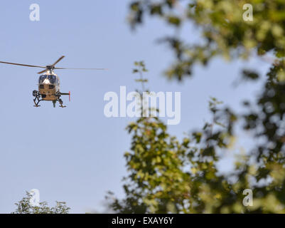 Bad Windsheim, Allemagne. 10 juillet, 2015.Un hélicoptère de police plus de Bad Windsheim, Allemagne, 10 juillet 2015. Au moins deux personnes ont trouvé la mort dans une vague de tueries dans Moyenne-franconie vendredi. L'auteur présumé a été arrêté à une station-service dans la région. Photo : Nicolas ARMER/DPA/Alamy Live News Banque D'Images