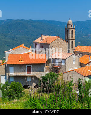 Petit village corse paysage, vieilles maisons et clocher de vie. Sollacaro, Corse du Sud, France Banque D'Images