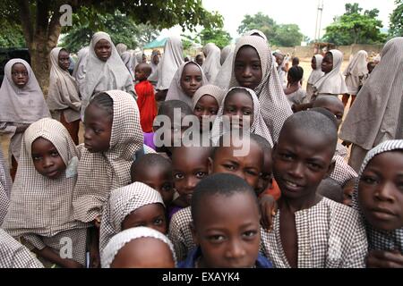 Les enfants qui fréquentent l'examen à l'école islamique au Nigeria Banque D'Images