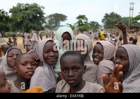 Les enfants qui fréquentent l'examen à l'école islamique au Nigeria Banque D'Images