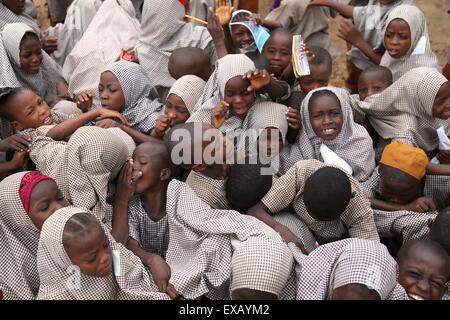 Les enfants qui fréquentent l'examen à l'école islamique au Nigeria Banque D'Images