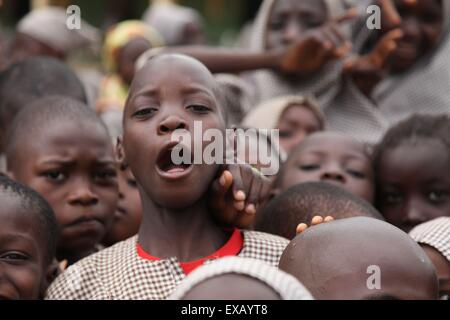 Les enfants qui fréquentent l'examen à l'école islamique au Nigeria Banque D'Images