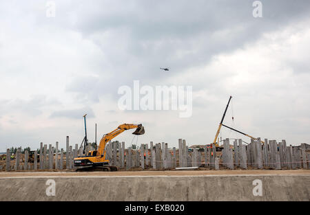 (150710) -- Moscou, 10 juillet 2015 (Xinhua) -- Photo prise le 10 juillet 2015 montre le site de construction du stade de Nizhny Novgorod Nizhny Novgorod, Russie. Nizhny Novgorod est le centre administratif de la région de Nijni-Novgorod et un de la liste de l'UNESCO 100 villes de valeur historique et culturelle. Le nouveau stade est située sur la Volga. La Russie accueillera la Coupe du Monde de Football Coupe du tournoi en 2018. (Xinhua/Li Ming) Banque D'Images