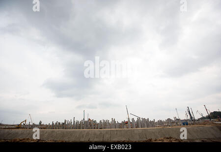 (150710) -- Moscou, 10 juillet 2015 (Xinhua) -- Photo prise le 10 juillet 2015 montre le site de construction du stade de Nizhny Novgorod Nizhny Novgorod, Russie. Nizhny Novgorod est le centre administratif de la région de Nijni-Novgorod et un de la liste de l'UNESCO 100 villes de valeur historique et culturelle. Le nouveau stade est située sur la Volga. La Russie accueillera la Coupe du Monde de Football Coupe du tournoi en 2018. (Xinhua/Li Ming) Banque D'Images