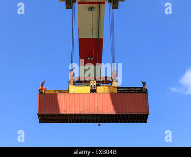 Conteneur de transport détenus par une grue Banque D'Images