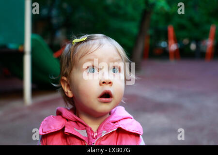 Portrait d'une petite fille surprise Banque D'Images