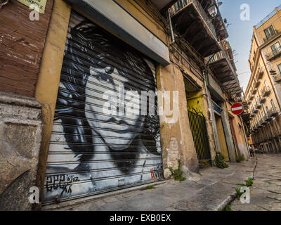 Une murale, street art graffiti ou de Jim Morrison dans les rues de Palerme, Sicile Banque D'Images