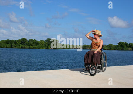 Femme à l'aide d'un fauteuil roulant au Belize à quai Banque D'Images