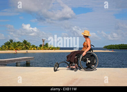 Femme à l'aide d'un fauteuil roulant au Belize à quai Banque D'Images