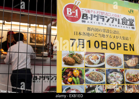 Un grand panneau du menu sur l'affichage à la ''B-1 Grand Prix Cafe'' sous le viaduc de la gare d'Akihabara, le 10 juillet 2015, Tokyo, Japon. B-1 de nourriture fait référence à la classe B local cuisine gastronomique qui est populaire au Japon pour son bon marché et des plats délicieux. Le B-1 Grand Prix cafétéria (Aki-oka Caravane( ouvert seulement pour une nuit et a présenté neuf sortes de plats gastronomiques avec Barayaki (préfecture de Aomori Towada( et Fujinomiya Yakisoba (préfecture de Shizuoka( de tout le Japon. (Photo de Rodrigo Reyes Marin/AFLO( Banque D'Images