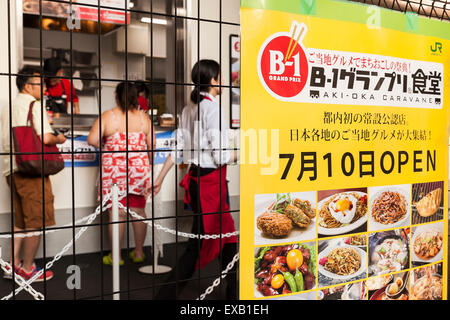 Un grand panneau du menu sur l'affichage à la ''B-1 Grand Prix Cafe'' sous le viaduc de la gare d'Akihabara, le 10 juillet 2015, Tokyo, Japon. B-1 de nourriture fait référence à la classe B local cuisine gastronomique qui est populaire au Japon pour son bon marché et des plats délicieux. Le B-1 Grand Prix cafétéria (Aki-oka Caravane( ouvert seulement pour une nuit et a présenté neuf sortes de plats gastronomiques avec Barayaki (préfecture de Aomori Towada( et Fujinomiya Yakisoba (préfecture de Shizuoka( de tout le Japon. (Photo de Rodrigo Reyes Marin/AFLO( Banque D'Images