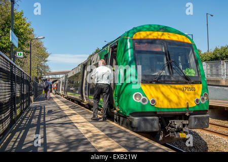 London Midland train en attente à une petite branche ligne station en Angleterre. Banque D'Images