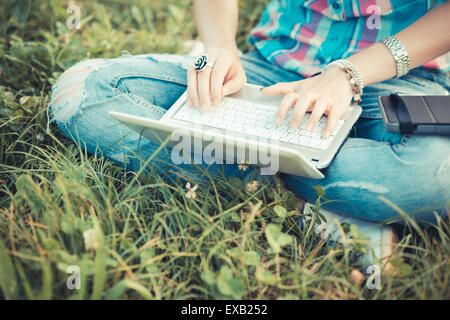 Close up hands belle jeune femme hippie à l'aide d'ordinateurs portables et tablet dans le parc Banque D'Images