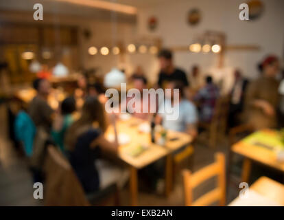 Image floue des amis de déjeuner et de s'amuser au restaurant Banque D'Images