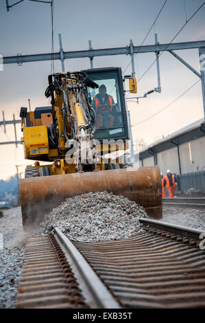 À l'aide d'un véhicule rail route pendant des travaux de maintenance sur un chariot ferroviaire au Royaume-Uni. Banque D'Images