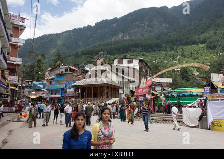 Scène de rue animée Manali, Himachal Pradesh, Himalaya, Inde Banque D'Images