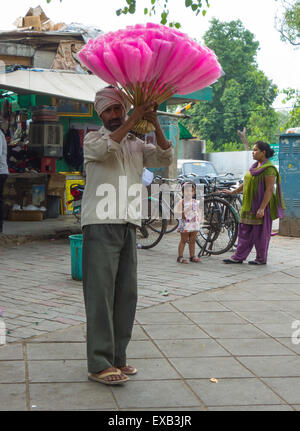Vendeur de barbe à papa dans la rue, Delhi, Inde Banque D'Images