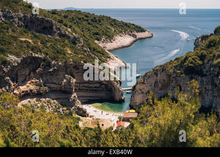 Belle plage Stiniva sur l'île de Vis, Croatie Banque D'Images