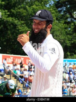 CARDIFF, WALES - 10 juillet : Moeen Ali de l'Angleterre donne un coup de pouce après à la fin de la manche australienne au cours de la troisième journée de la 1ère Investec Cendres test match entre l'Angleterre et l'Australie à SWALEC Stadium le 10 juillet 2015 à Cardiff, Royaume-Uni. (Photo de Mitchell Gunn/ESPA) *** légende locale *** Moeen Ali Banque D'Images