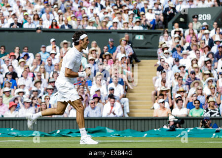 Wimbledon, Royaume-Uni. 10 juillet, 2015. Les Championnats de tennis de Wimbledon. Match demi-finale messieurs des célibataires entre semences tiers Andy Murray (GBR) et deuxième graine Roger Federer (SUI). Roger Federer célèbre remportant la première série : Action Crédit Plus Sport/Alamy Live News Banque D'Images