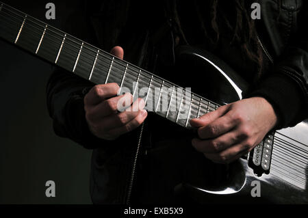 Gros plan de guitare avec le guitariste noir touche les mains Banque D'Images