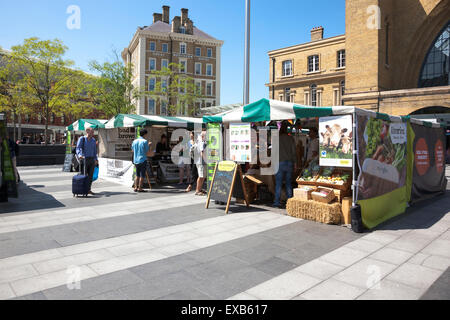 La vraie nourriture les étals du marché en face de la gare de King's Cross, Londres, Angleterre Banque D'Images