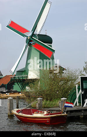 Moulins à vent caractéristique à Zaanse village près d'Amsterdam Banque D'Images