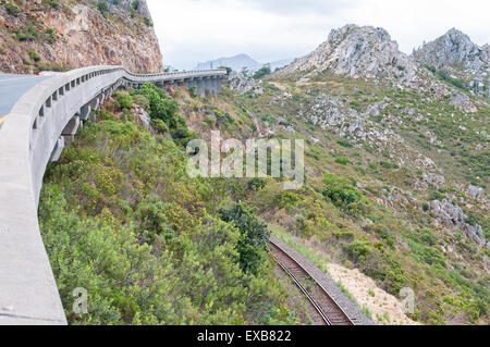 Avis de Sir Lowreys passent dans le montagnes Hottentots-Holland près de Somerset West, Afrique du Sud. Le vieux roalroad est visib Banque D'Images