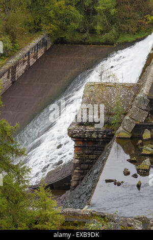 Dolymynach Dam le cadre de la vallée de l'Elan barrages. Pour maintenir le niveau de l'eau inachevée pour plus tard. Claerwen Rivière, Bois-guillaume, Po Banque D'Images