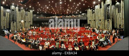 Karlovy Vary, République tchèque. 10 juillet, 2015. Atmosphère pendant la 50e Festival International du Film de Karlovy Vary, République tchèque, le 10 juillet 2015. © Slavomir Kubes/CTK Photo/Alamy Live News Banque D'Images