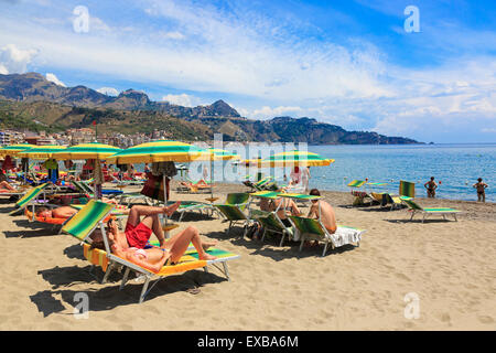 Plage de Giardini Naxos, Sicile en vue de Cape Taormina et les villages perchés de Taormina et Castelmola Banque D'Images