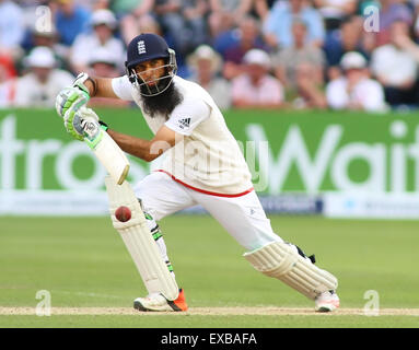 CARDIFF, WALES - 10 juillet : Moeen Ali de l'Angleterre joue un tourné pendant trois jours de la 1ère Investec Cendres test match entre l'Angleterre et l'Australie à SWALEC Stadium le 10 juillet 2015 à Cardiff, Royaume-Uni. (Photo de Mitchell Gunn/ESPA) *** légende locale *** Moeen Ali Banque D'Images