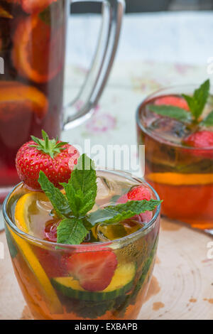 Rafraîchissant traditionnel cocktail Pimms limonade avec Banque D'Images