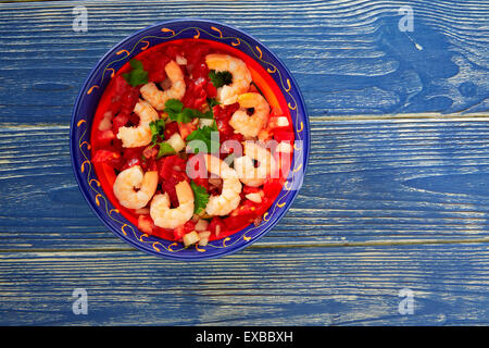 Ceviche de crevettes sur plaque Camaron mexicain bleu table bois Banque D'Images