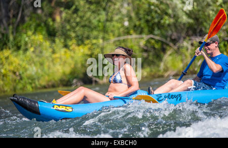 La rivière Boise flottante. L'homme et la femme s'amusant kayak La rivière de Boise. Boise, Idaho, USA Banque D'Images