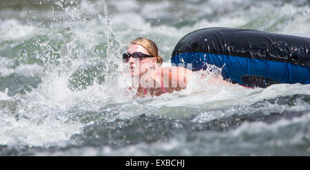 La rivière Boise flottante. Femme avec une tube en barattant rapides. Boise, Idaho, USA Banque D'Images