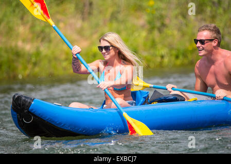 La rivière Boise flottante. L'homme et la femme s'amusant kayak La rivière de Boise. Boise, Idaho, USA Banque D'Images