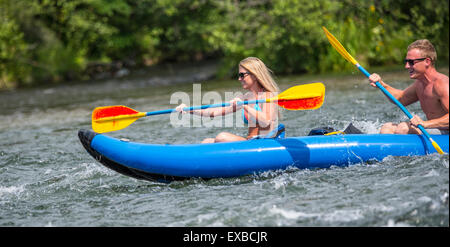 La rivière Boise flottante. L'homme et la femme s'amusant kayak La rivière de Boise. Boise, Idaho, USA Banque D'Images