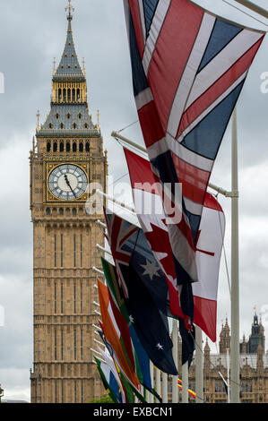 Drapeaux au vent en face de Big Ben pour la parade la couleur, la place du Parlement, Londres, UK Banque D'Images