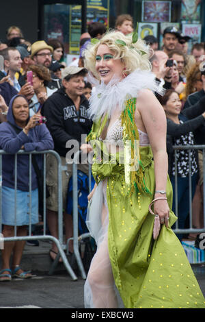 Woman at the Mermaid parade, la plus grande parade de l'art dans la nation et une célébration de la mythologie antique et rituels honky-tonk Banque D'Images