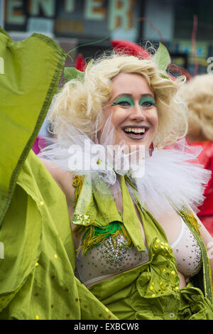 Woman at the Mermaid parade, la plus grande parade de l'art dans la nation et une célébration de la mythologie antique et rituels honky-tonk Banque D'Images