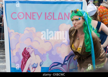 Woman at the Mermaid parade, la plus grande parade de l'art dans la nation et une célébration de la mythologie antique et rituels honky-tonk Banque D'Images