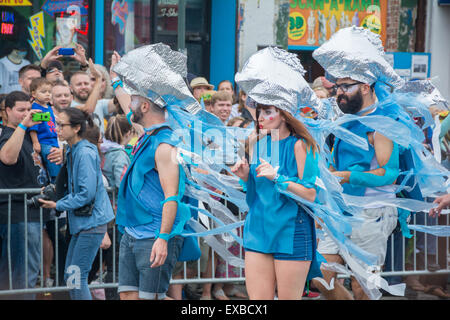 Le Mermaid parade, la plus grande parade de l'art dans la nation et une célébration de la mythologie antique et rituels honky-tonk Banque D'Images