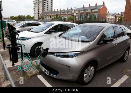 Voiture électrique Renault ZOE charger jusqu'à Chrisp Street, peuplier, Tower Hamlets, London, England, UK Banque D'Images