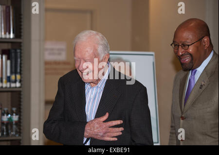 Philadelphie, Pennsylvanie, USA. 10 juillet, 2015. L'ancien Président Jimmy Carter et le maire de Philadelphie, MICHAEL NUTTER, lors de la bibliothèque libre de Philadelphie pour Carter's book signing Credit : Ricky Fitchett/ZUMA/Alamy Fil Live News Banque D'Images