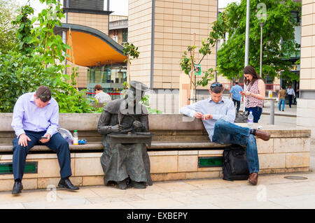 Les gens autour de la statue de William Tyndale dans Millennium Squre, Bristol, England, UK Banque D'Images