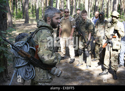 Kiev, Ukraine. 10 juillet, 2015. Les ukrainiens d'uniformes militaires, écouter un instructeur qu'ils assistent à une séance de formation militaire pour les civils, organisé à Kiev, Ukraine, 21 juin 2015. L'Union européenne le 19 juin des sanctions économiques imposées sur la péninsule ukrainienne de Crimée et de la ville de Sébastopol après leur annexion par la Russie, avec les mesures en raison de rester en place jusqu'au 23 juin 2016. Les sanctions ont été mis en place l'an dernier, de renforcer la position de l'UE contre la Russie pour l'annexion illégale des deux territoires en mars 2014. Les relations entre Bruxelles et Moscou Banque D'Images